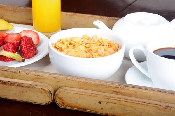 Frukostbricka med kaffe, apelsinjuice, spannmål och frukt. — Stockfoto