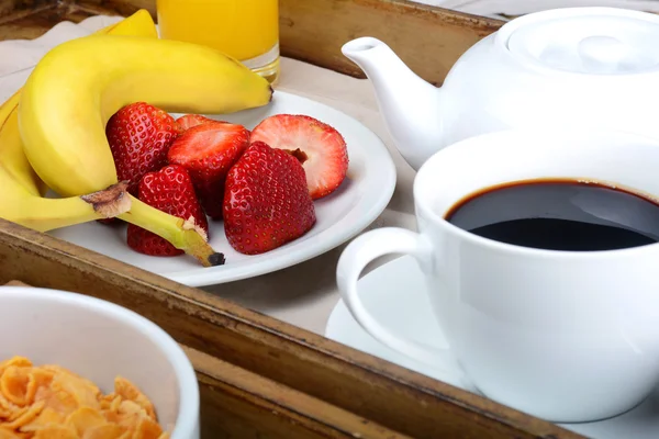 Bandeja de café da manhã com café, suco de laranja, cereais e frutas . — Fotografia de Stock