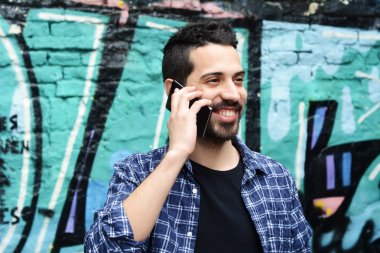 Genç adam telefonda konuşuyor..