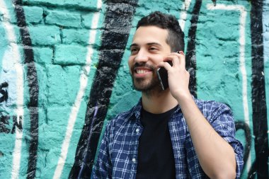 Genç adam telefonda konuşuyor..