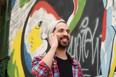 Genç adam telefonda konuşuyor..