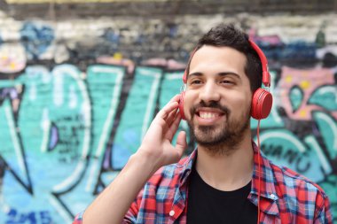 Kulaklıklı genç adam..