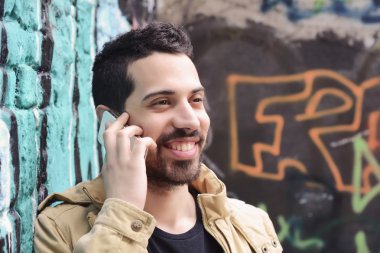 Genç adam telefonda konuşuyor..