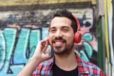 Kulaklıklı genç adam..