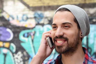 Genç adam telefonda konuşuyor..
