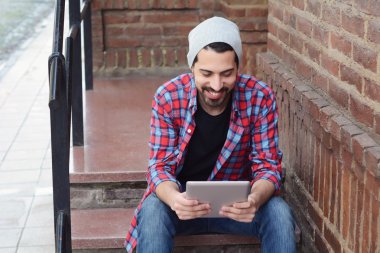 Genç adam bir tablet kullanma.