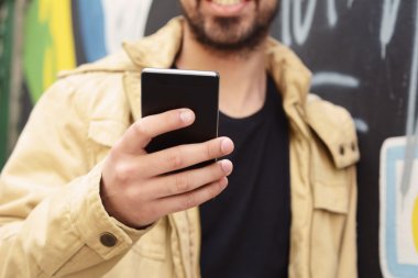 onun akıllı telefon kullanan adam