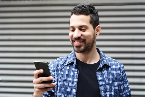 Mladý muž používající chytrý telefon. — Stock fotografie