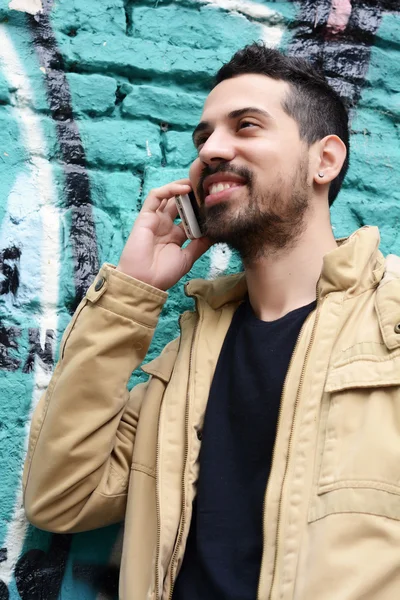 A fiatalember beszél a telefonban.. — Stock Fotó