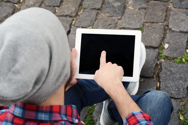 Latin man using a tablet. — Stock Photo, Image