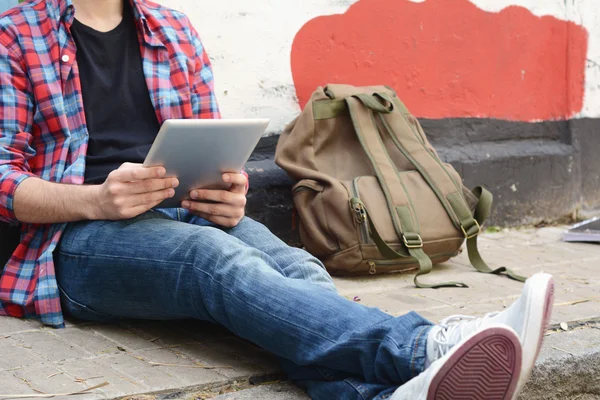 Latin man using a tablet. — Stock Photo, Image