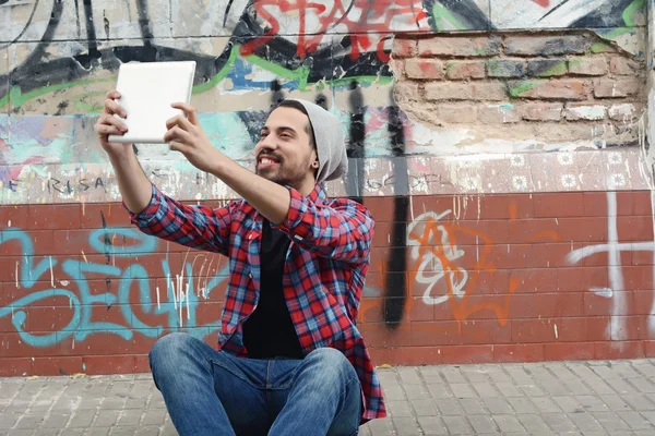 Gelukkig jonge man met een selfie. — Stockfoto