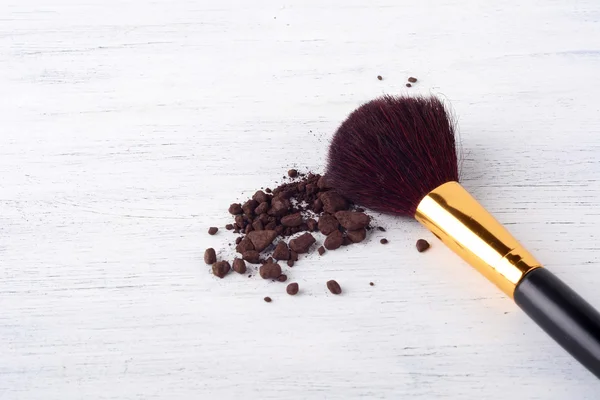 Make-up Pinsel mit braunem Puder. — Stockfoto