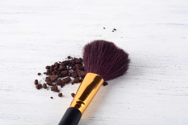 Make-up Pinsel mit braunem Puder. — Stockfoto