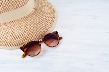 Bir şapka ile güneş gözlüğü. Seyahat kavramı.
