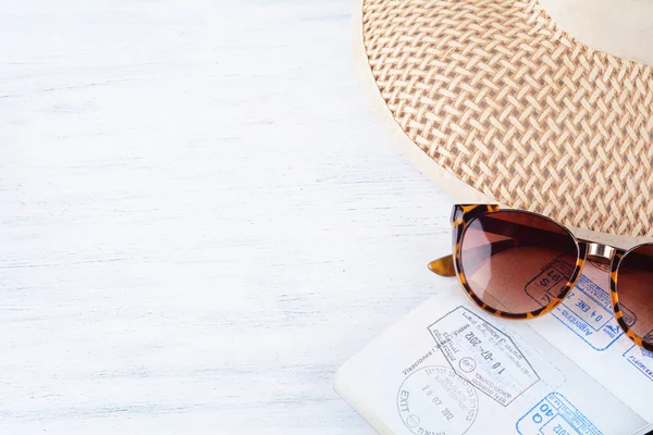Γυαλιά ηλίου, διαβατήρια και ένα καπέλο. Έννοια του ταξιδιού. — Φωτογραφία Αρχείου