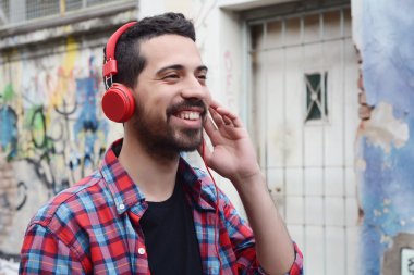 Kulaklıklı genç adam..