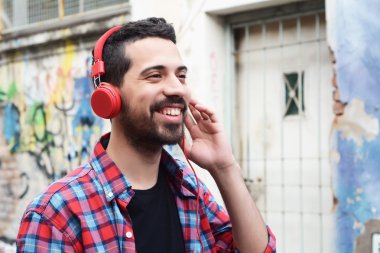 Kulaklıklı genç adam..