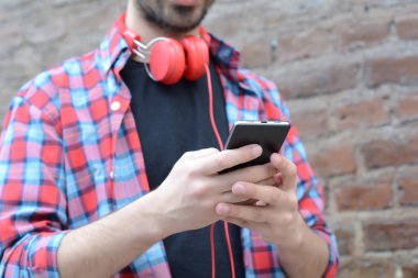 onun akıllı telefon kullanan adam