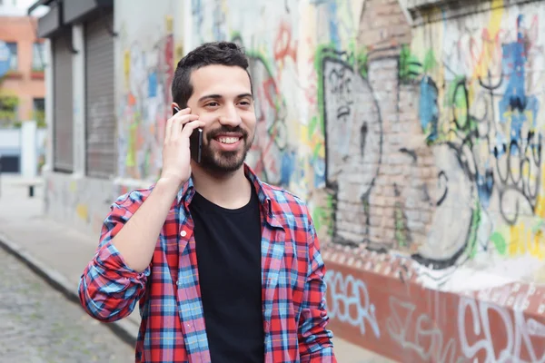Νεαρός άνδρας latin μιλάει στο τηλέφωνο. — Φωτογραφία Αρχείου