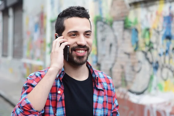 Mladý muž Latinské mluvil po telefonu. — Stock fotografie