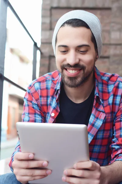 Latin man using a tablet. — Stock Photo, Image