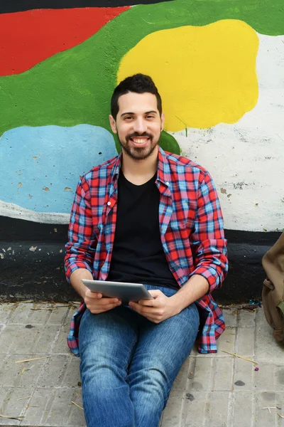 Latijns-man met een tablet. — Stockfoto