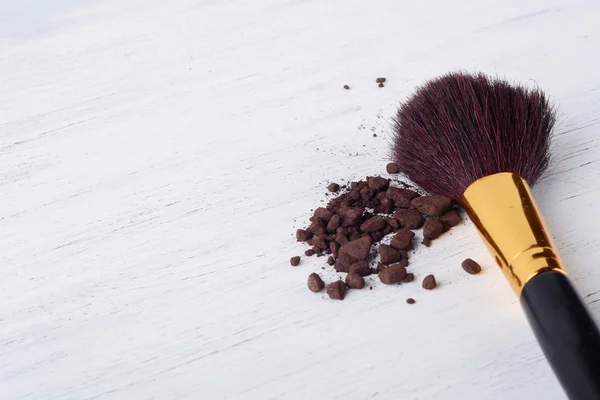 Maquillaje cepillo con polvo marrón . —  Fotos de Stock