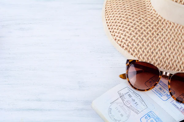 Lunettes de soleil, passeports et chapeau. Concept de voyage . — Photo