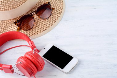 Bir smartphone ve bir şapka ile güneş gözlüğü.