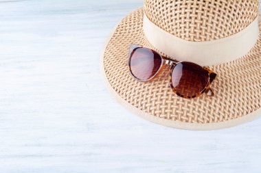 Bir şapka ile güneş gözlüğü. Seyahat kavramı.