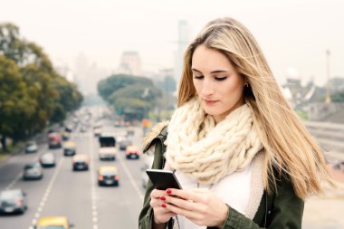 Genç kadın onun smartphone sahip iletileri gönderme.