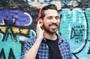 Kulaklıklı genç adam..