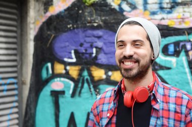 Kulaklıklı genç adam..