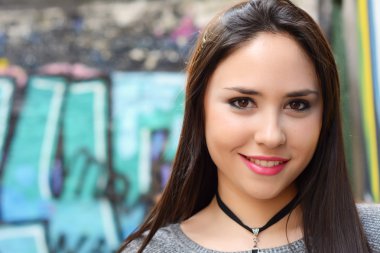 Graffiti duvar karşı genç kadın.