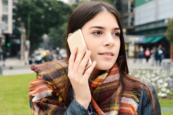 Primer plano de una joven hablando por teléfono . — Foto de Stock