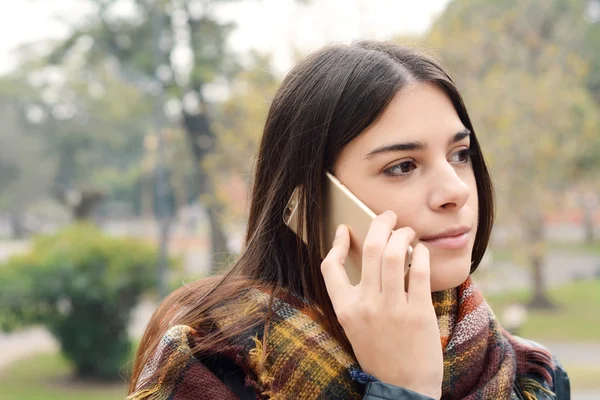 Primer plano de una joven hablando por teléfono . — Foto de Stock