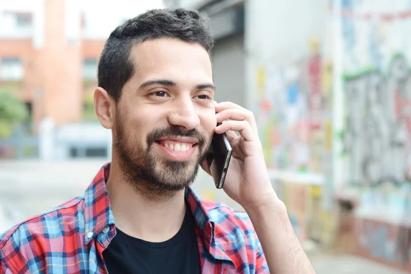 Joven latino hablando por teléfono . — Foto de Stock