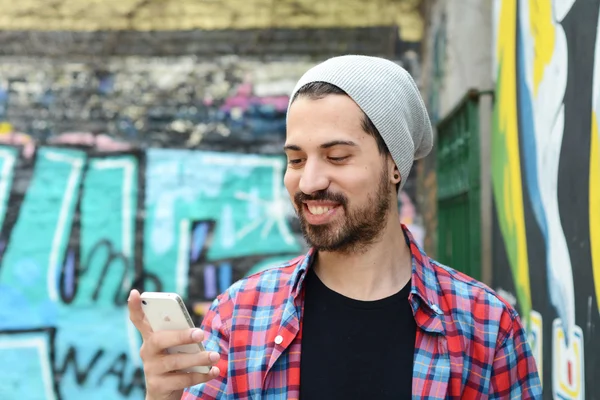 Mladý muž používající chytrý telefon. — Stock fotografie