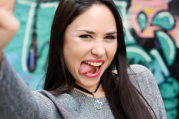 Mujer haciendo selfie y mostrando lengua . —  Fotos de Stock