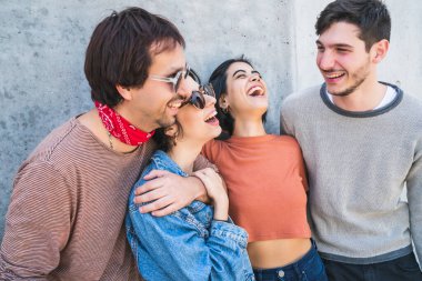 Genç bir arkadaş grubunun portresi. Birlikte iyi vakit geçirip dışarıda eğleniyorlar. Yaşam tarzı ve arkadaşlık kavramı.