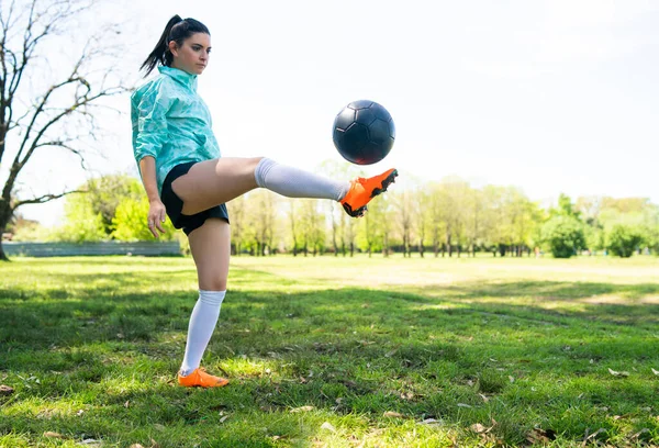 Porträt Einer Jungen Frau Die Fußball Übt Und Tricks Mit — Stockfoto