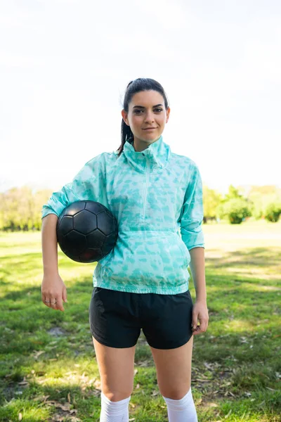 Potret Pemain Sepak Bola Wanita Muda Berdiri Lapangan Dan Memegang — Stok Foto