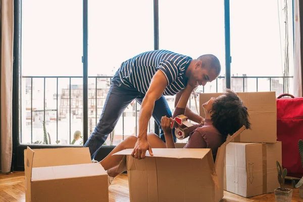 Retrato Feliz Pareja Latina Divirtiéndose Con Cajas Cartón Casa Nueva —  Fotos de Stock