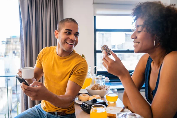 Porträt Eines Glücklichen Jungen Paares Beim Gemeinsamen Frühstück Hause Beziehung — Stockfoto