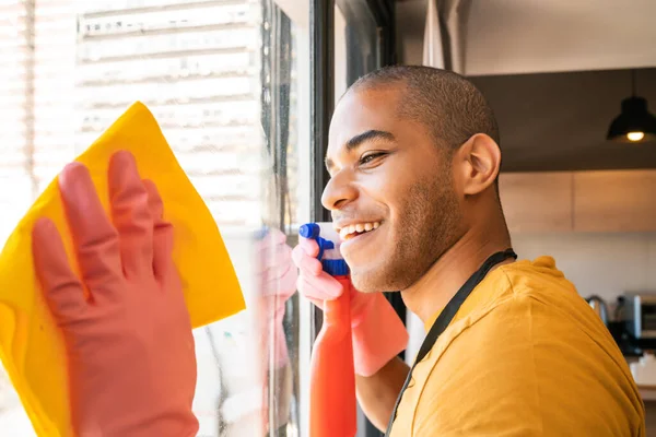 Porträt Einer Jungen Männlichen Haushälterin Beim Fensterputzen Hause Reinigungs Und — Stockfoto