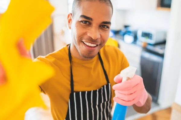 Nahaufnahme Eines Jungen Lateinischen Mannes Beim Putzen Neuen Zuhause Reinigungs — Stockfoto