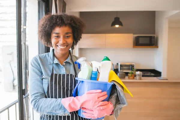 Portrait Young Afro Woman Holding Bucket Cleaning Items Home Housekeeping — Stock Photo, Image