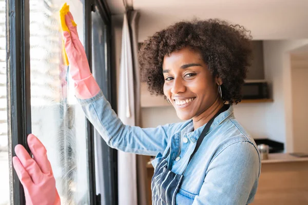 自宅でラグと手袋のクリーニングウィンドウで若いアフロ女性の肖像画 清掃のコンセプト — ストック写真