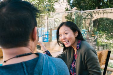 Genç Asyalı bir çiftin portresi randevudan zevk alıyor ve birlikte iyi vakit geçiriyor. Aşk kavramı..
